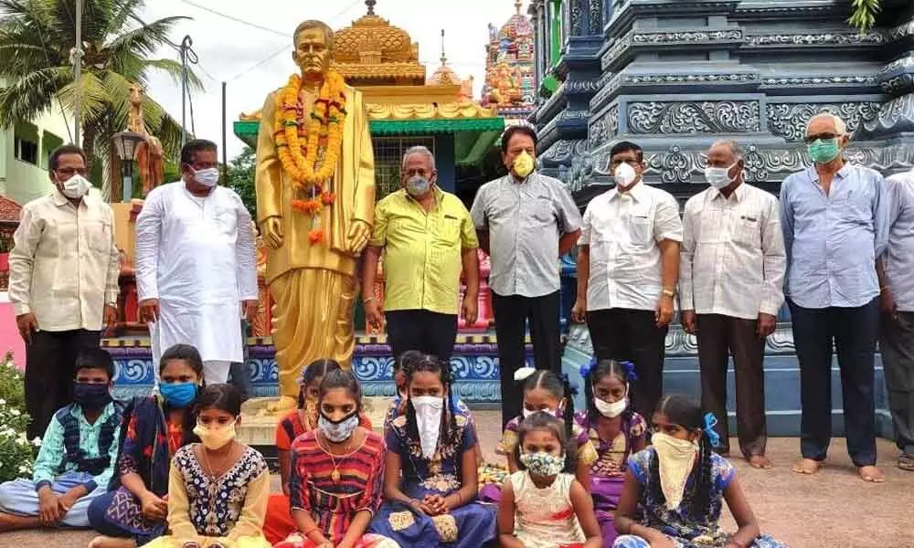 Minister for Housing Ch Sriranganadha Raju paying tributes to Acharya Divakarla Venkatavadhani  at Yandagandi village near Undi of West Godavari district on Friday