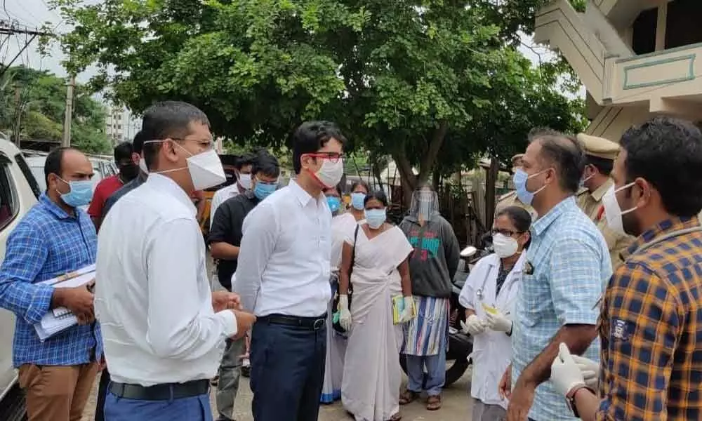 East Godavari District Collector D Muralidhar Reddy and Municipal Commissioner Swapnil Dinakar Pundkar inspecting  Jagannaickpur containment zone in Kakinada on Sunday