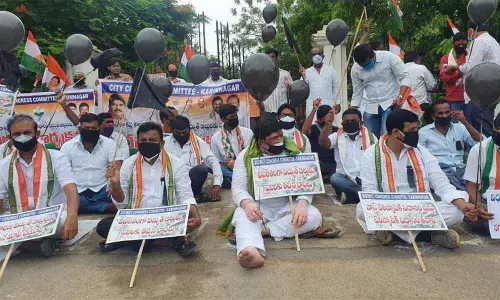 TPCC working president Ponnam Prabhakar along with Congress leaders staging a dharna in front of the SE office in Karimnagar on Monday
