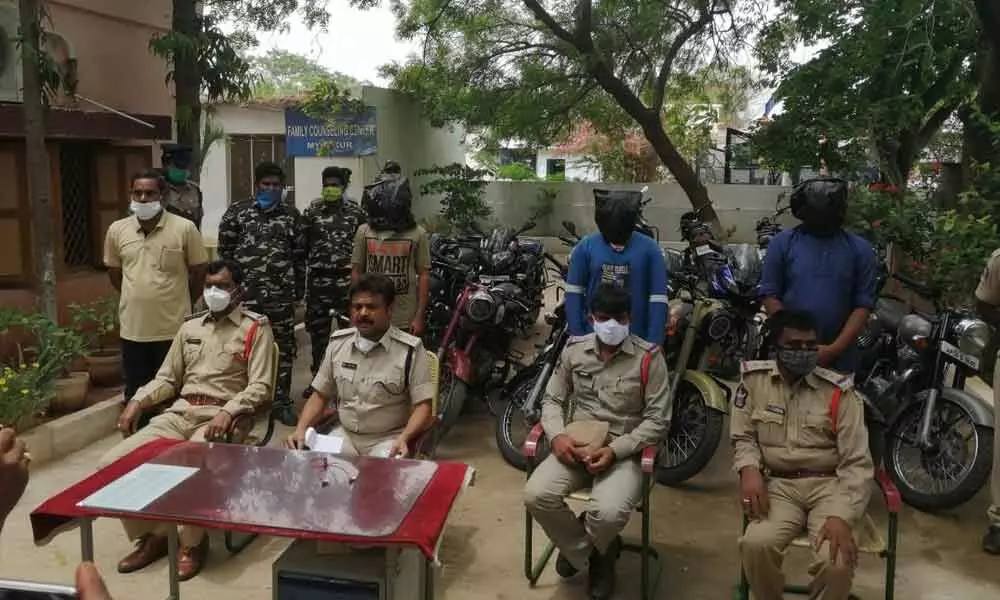 Police officials presenting the arrested persons before the media in Mydukuru of Kadapa district on Monday