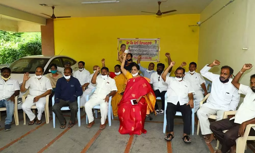 Former MLA Sugunamma and other TDP leaders staging dharna demanding the government to make use the houses built during TDP rule, in Tirupati on Tuesday