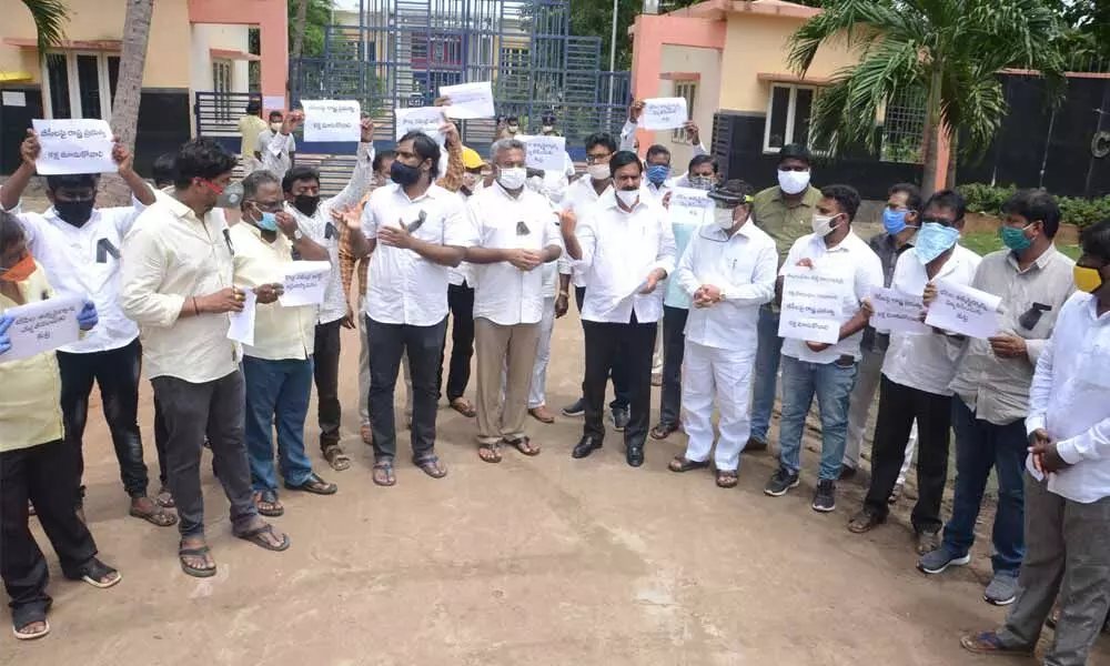 Former Minister Devieneni Uma Maheswara Rao with other TDP leaders staging a protest outside central prison