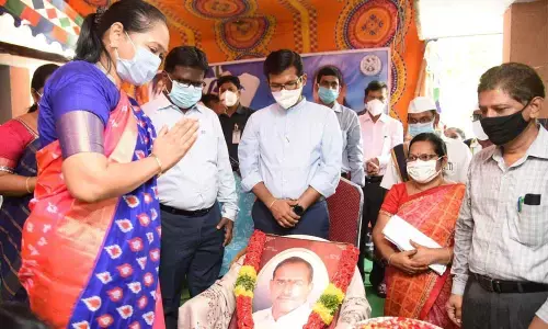 Home Minister Mekathoti Sucharitha paying tributes to late Chief Minister  YS  Rajasekhara Reddy on the occasion of the latter’s birth anniversary and Rythu Dinostavam at Prattipadu in Guntur district on Wednesday
