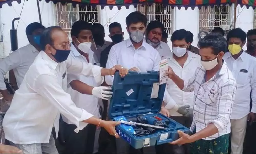 Rajamahendravaram: MP Margani Bharat Ram distributes tools to carpenters