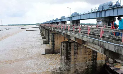 Rajamahendravaram: 1.90lakh cusecs discharged into sea from Godavari