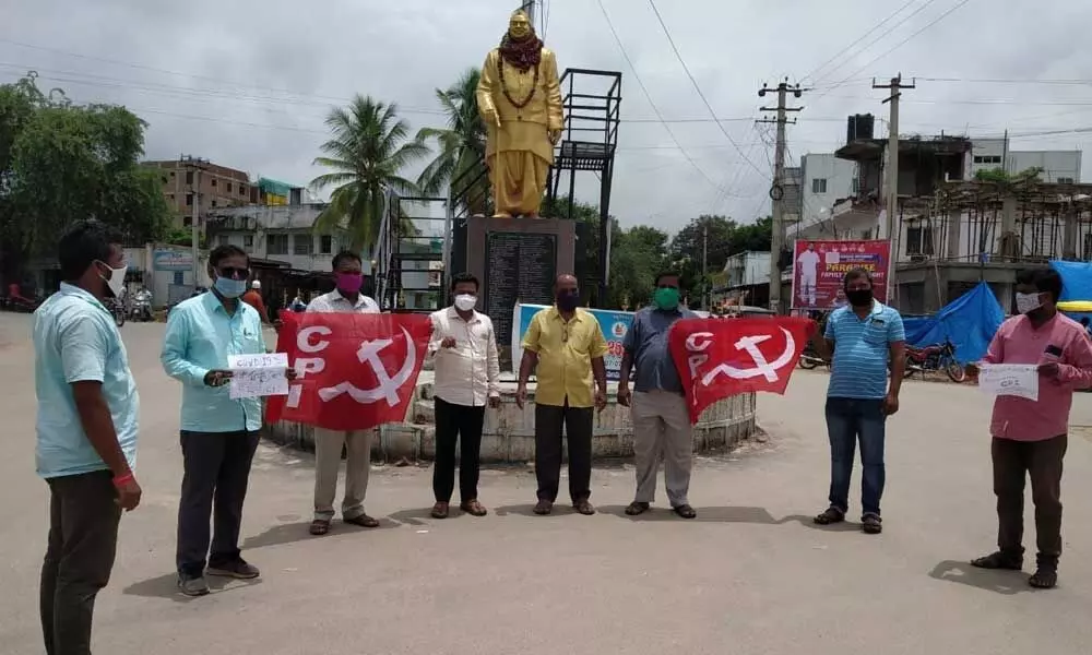 CPI leaders and activists staging a protest at Telangana crossroads in Mahbubnagar on Saturday