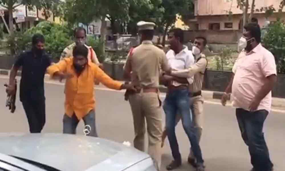 Telangana BJP MP Convoy Attacked By TRS Goons