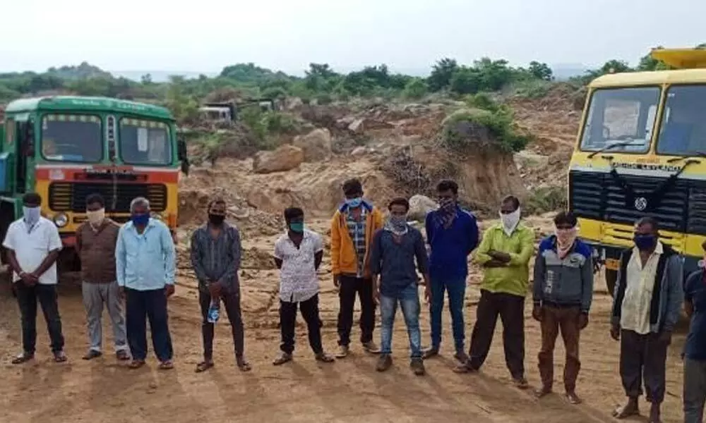 cops nab 19 of red soil mafia