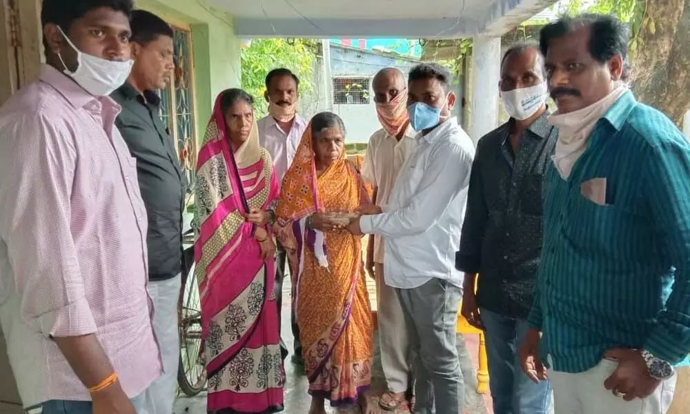 Kothagudem: MP Santosh Kumar helps ailing Telangana activist