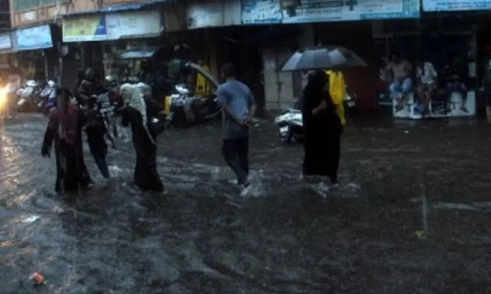 Rain lashes Mumbai