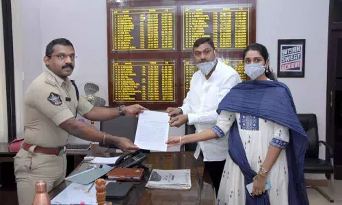 TDP leader AV Subba Reddy along with his daughter AV Jaswanthi submitting a representation to Superintendent of Police KVV Anburajan in Kadapa Thursday