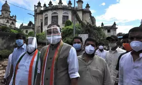 TPCC president N Uttam Kumar Reddy along with Congress leaders visiting wards in Osmania General Hospital  on Thursday