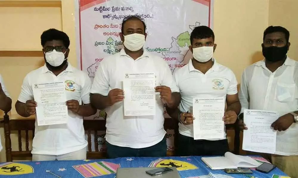 Kalingandhra Youth Association representatives releasing a note opposing division of Srikakulam district, in Srikakulam on Thursday