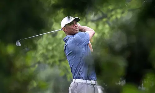 Big finish for Woods gets him to the weekend at Memorial