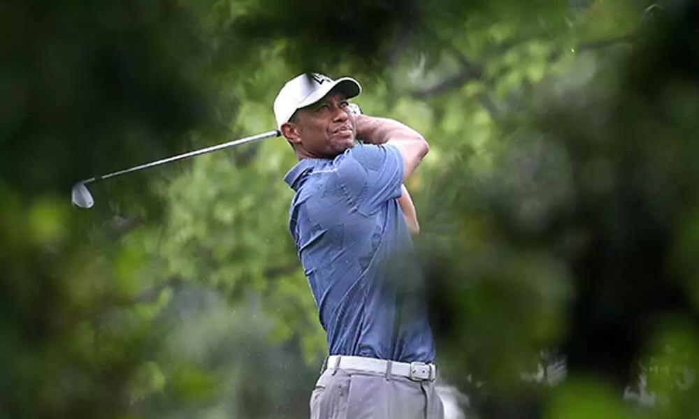 Big finish for Woods gets him to the weekend at Memorial