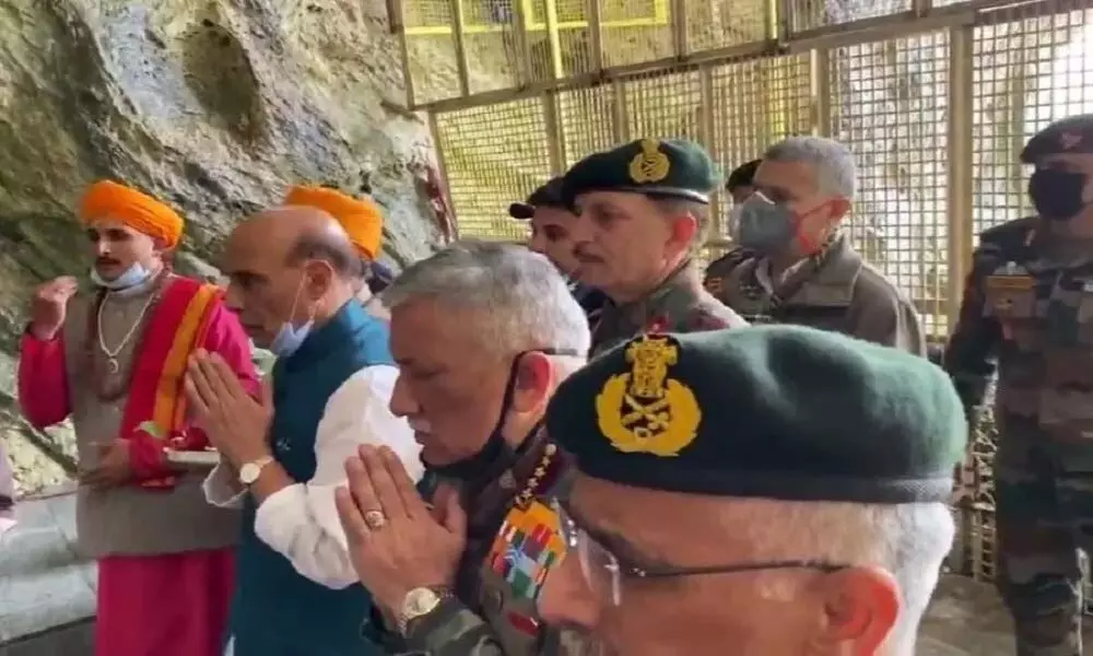 Defence Minister Rajnath Singh Offers Prayers at Amarnath Cave Shrine
