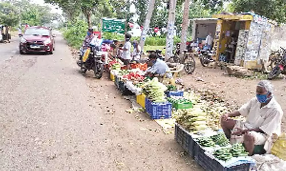 Srikakulam: Unable to venture out, farmers sell veggies at throwaway price