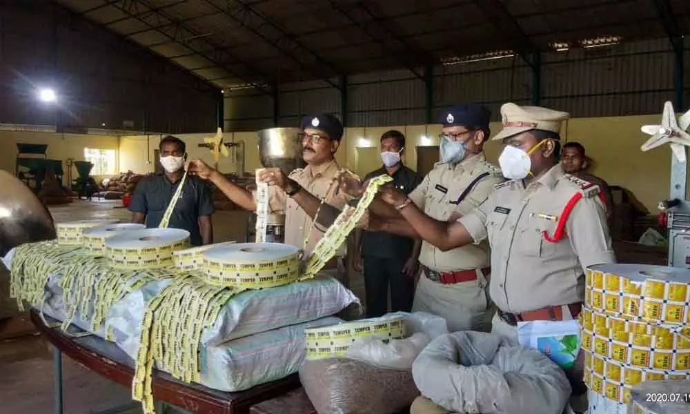 Rs 12 Lakh banned gutka packets, raw material seized