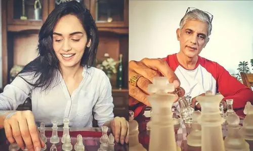 Manushi Chhillar and her father Mitra Basu Chhillar