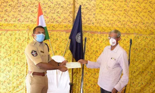 Kadapa: SP hands over 4 lakh aid to former Maoist