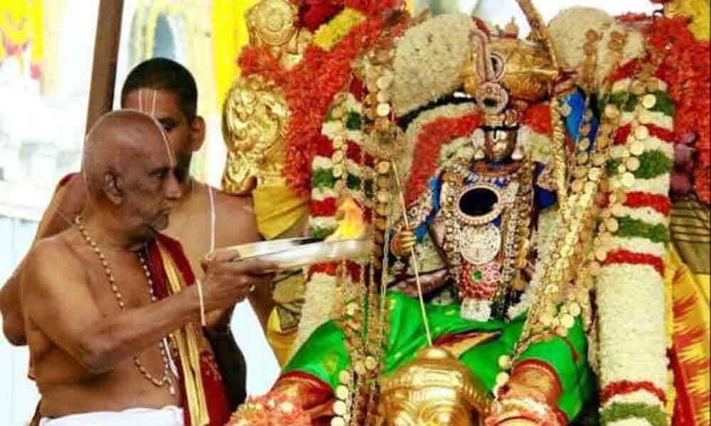 Tirumala Temple former chief priest Srinivasa Murthy Deekshitulu dies of Coronavirus