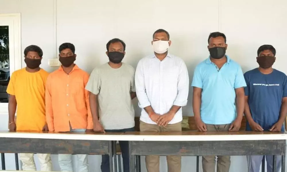 SOT arrests six persons for smuggling sand
