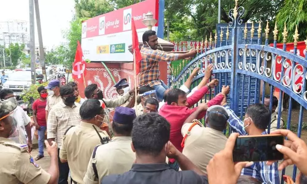 CPM leaders and activists trying to barge into the Collectorate in Khammam on Monday