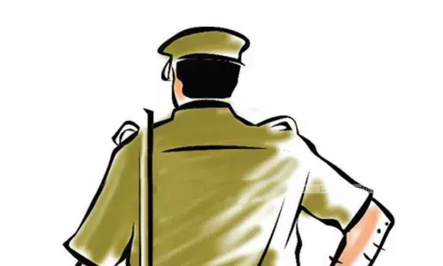 SI beats up a mobile shop owner for no reason