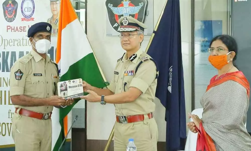 DGP Gautam Sawang presents shield to Guntur Urban SP Ammi Reddy