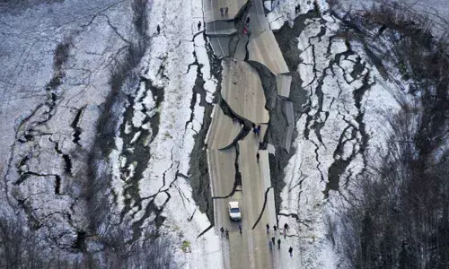 Powerful 7.8 quake hits Alaska seas