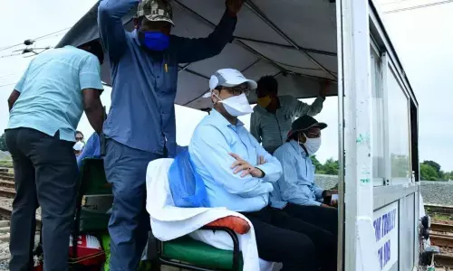 Commissioner Railway Safety of South East Circle A K Rai and DRM