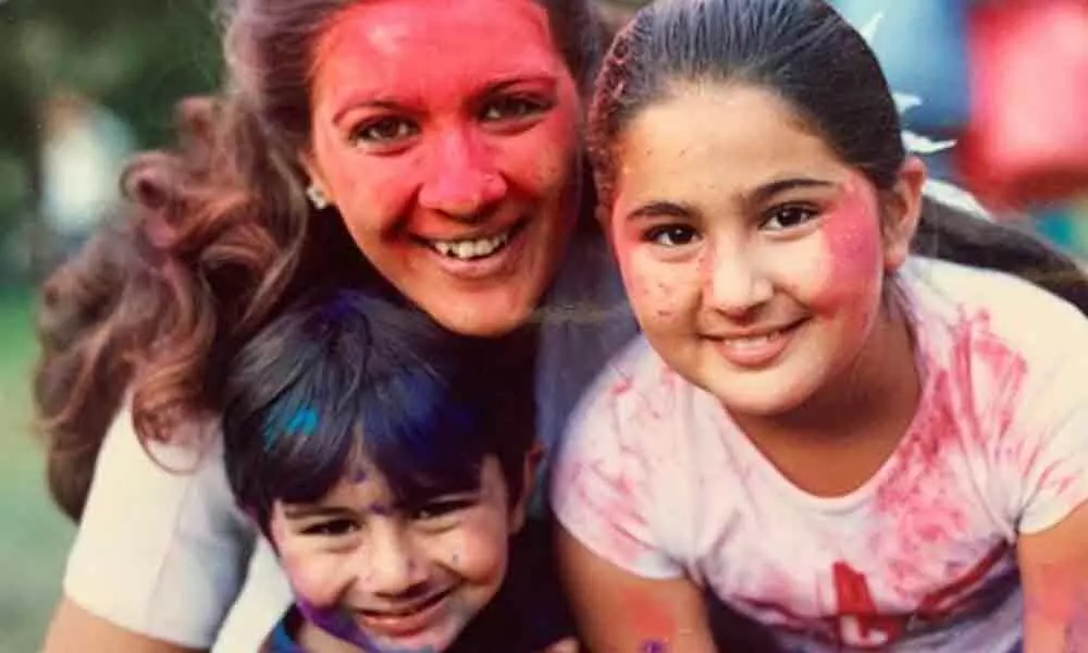 Bollywood Actress Sara Ali Khan Drops Amazing Throwback Holi Picture Along With Her Mother And Brother Ibrahim