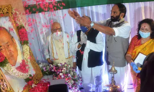 TPCC president Uttam Kumar Reddy along with the party leaders paying tributes to former Prime Minister PV Narasimha Rao at Gandhi Bhavan in Hyderabad on Friday. Photo: Ch Prabhu Das
