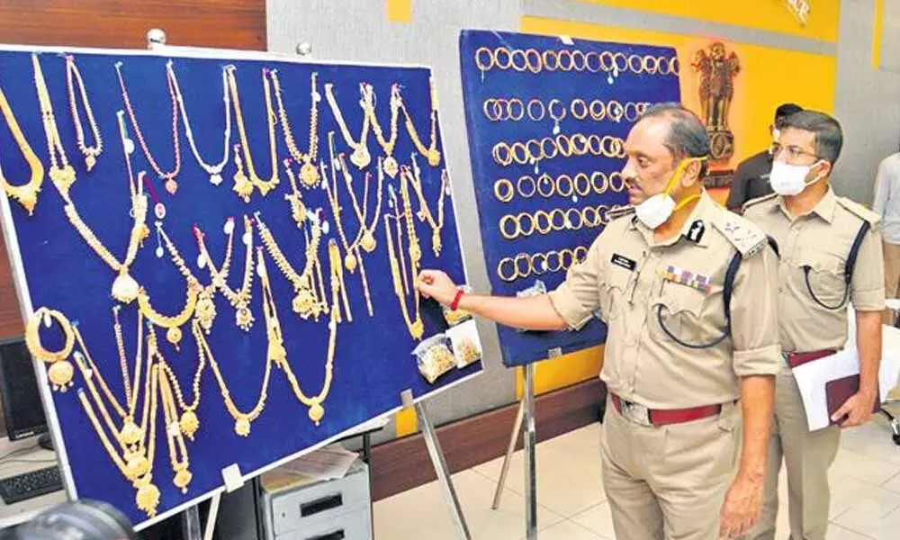 Thieves loot 7kg gold and Rs 30 lakh cash from jewellery shop in Vijayawada, four held