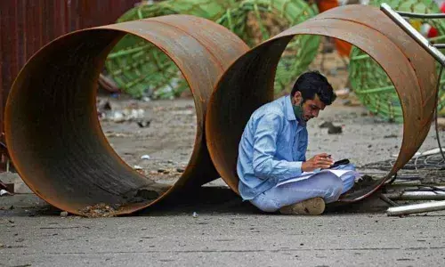 Mumbai firms struggle to lure migrant workers back