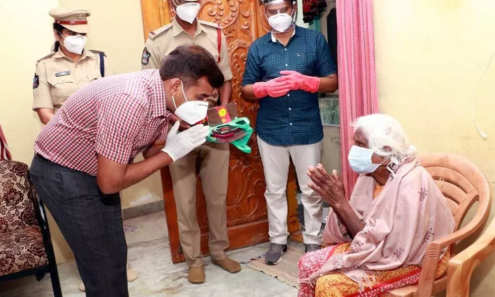 Urban SP  Ramesh Reddy felicitating 101-year-old Mangamma, who recovered from Covid-19, in Tirupati on Sunday