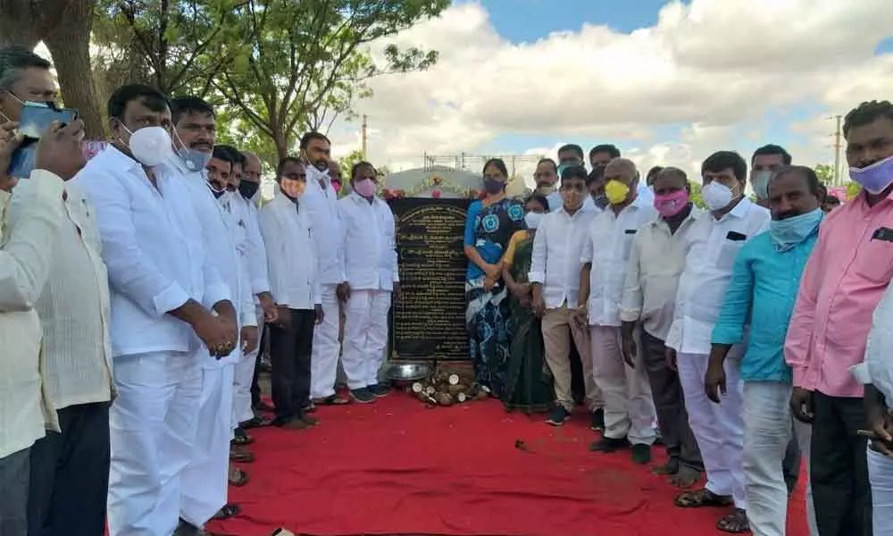 Ranga Reddy: Sabitha Indra Reddy lays stone for Rythu Vedika construction