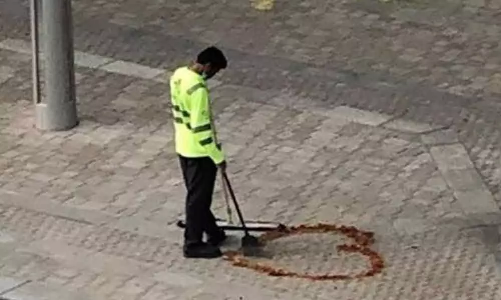 Dubai-based Telangana man draws heart on pavement for his wife, photo goes viral