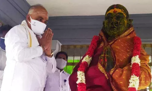 TTD Annamacharya Project Director Dakshina Murthy Sarma garlanding statue of Tarigonda Vengamamba in Tirupati on Tuesday on the occasion of her Vardhanti
