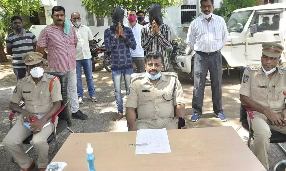 Police producing the arrested two thieves before the media in Sultanabad on Wednesday