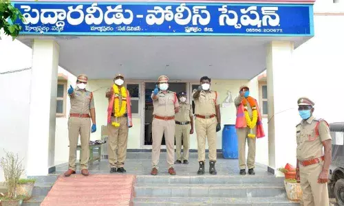 Peddaraveedu police station staff felicitating the Covid warriors on Thursday