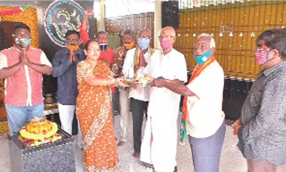 Tirupati: Miniature artist offers Sri Rama rice grains for Ayodhya ceremony