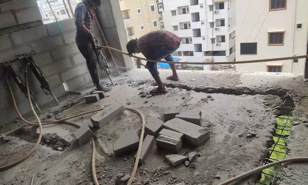 GHMC demolishes 140 slabs of 30 buildings