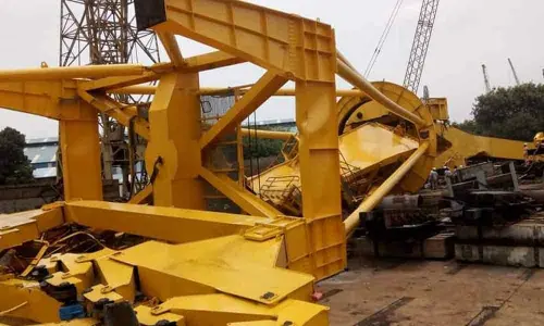 10 die after crane overturns in Visakhapatnam