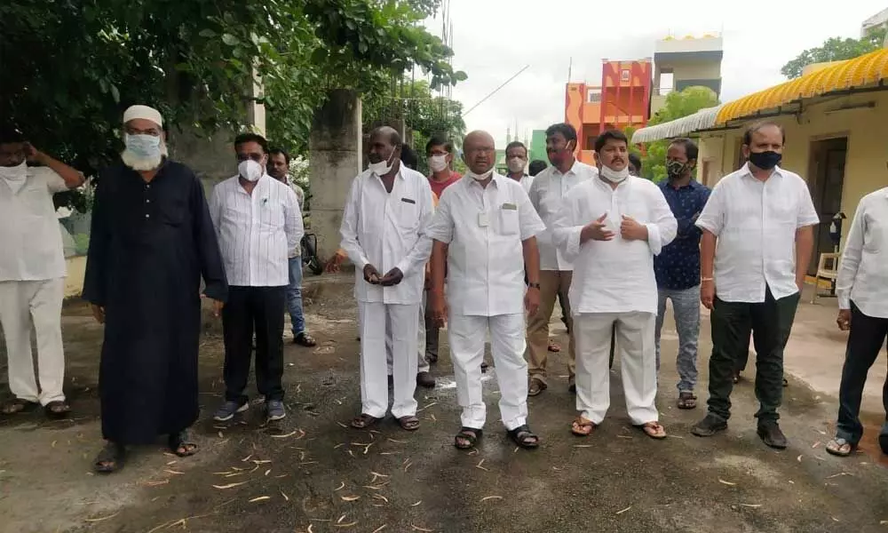 TDP district president Somi Shetty Venkateshwarlu along with party supporters staging a protest against three capitals Bill in front of party office in Kurnool on Saturday