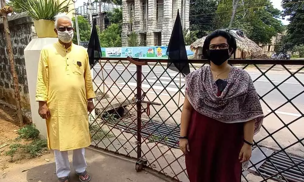 Former Union Minister and senior TDP leader P Ashok Gajapathi Raju and his daughter Adithi Gajapathi protesting opposing three capitals  in Vizianagaram on Saturday.