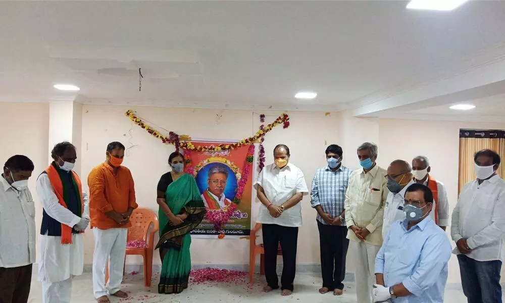 Former State president of BJP Kanna Lakshminarayana paying tributes to former Minister Pydikondala Manikyala Rao