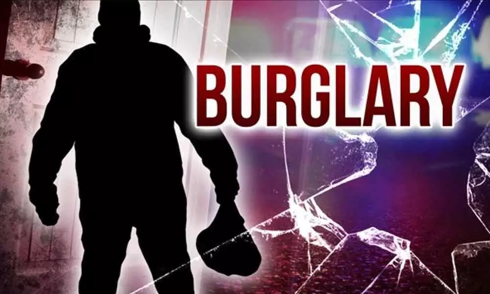 Burglar decamps with ornaments worth Rs 3 Lakhs