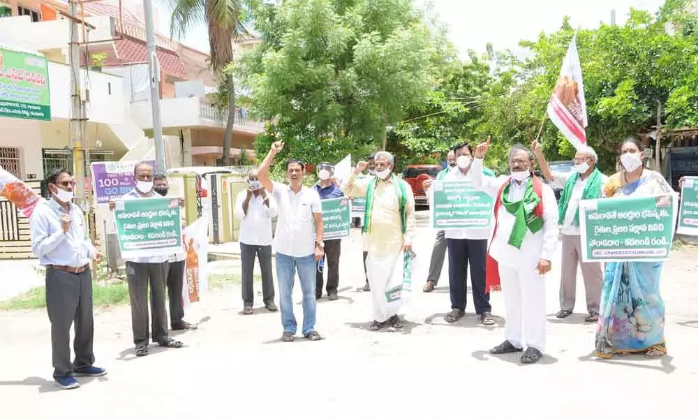 CPI State assistant secretary and Amaravati Parirakshana Samiti leader Muppalla Nageswara Rao and JAC leaders protesting against setting up of three capitals at Chandramoulinagar in Guntur city on Sunday