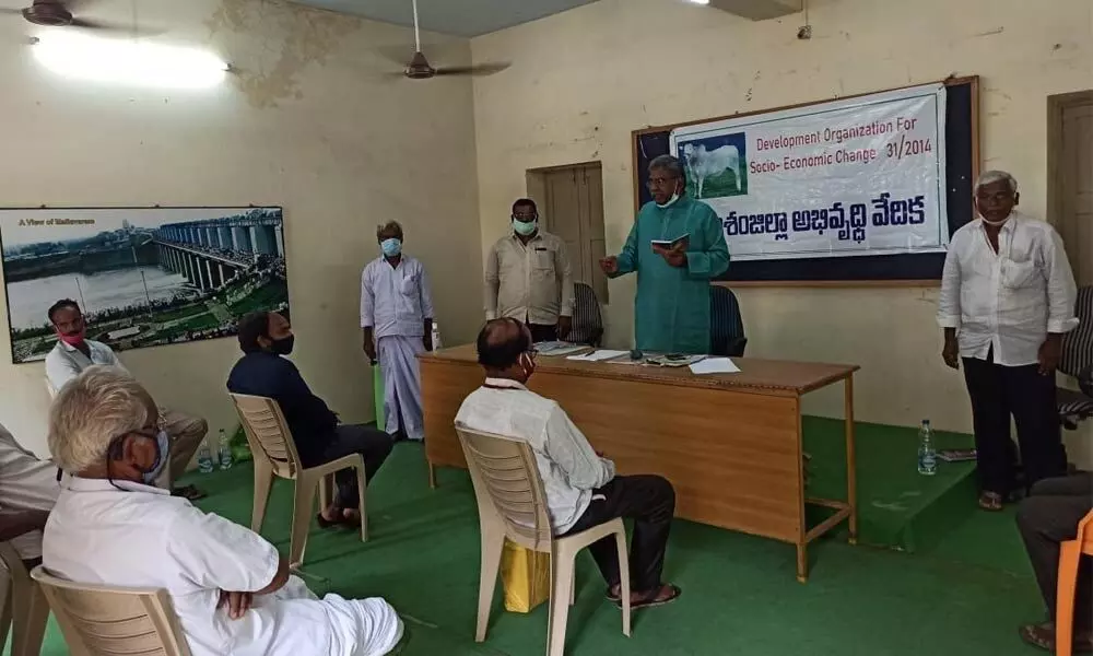 Chunduri Rangarao speaking at a meeting with tobacco farmers in Ongole on Monday